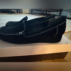 BANDOLINO Black Suede Loafers with White Stitching